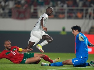 Juhoafrický futbalista Evidence Makgopa strieľa gól marockému brankárovi Yassinemu Bounouovi.