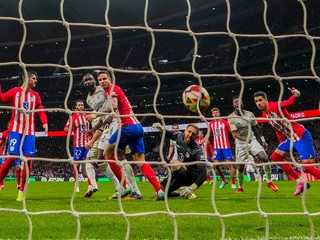 Momentka zo zápasu medzi Realom a Atléticom Madrid. 
