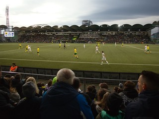 Diváci povzbudzujú na vypredanom štadióne v zápase osemfinále mládežníckej Ligy majstrov (UEFA Youth League) vo futbale medzi MŠK Žilina - FC Kodaň.