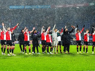 Dávid Hancko a Leo Sauer sa tešia so spoluhráčmi z Feyenoordu Rotterdam po výhre nad Waalwijkom.