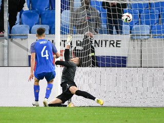 Martin Dúbravka inkasuje gól v prípravnom zápase Slovensko - Rakúsko.