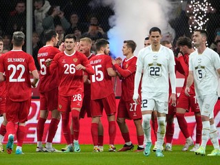 Ruskí futbalisti oslavujú gól do siete Srbska.