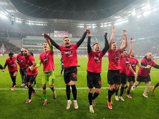 Futbalisti Leverkusenu sa tešia z postupu do finále DFB Pokalu.