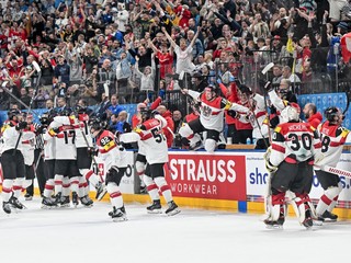 Hokejisti Rakúska oslavujú víťazstvo nad Fínskom na MS 2024.