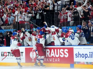 David Kampf sa so spoluhráčmi teší po strelenom góle v zápase Švajčiarsko - Česko vo finále MS v hokeji 2024.