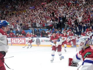 Českí hokejisti oslavujú titul po zápase Švajčiarsko - Česko na MS v hokeji 2024. 