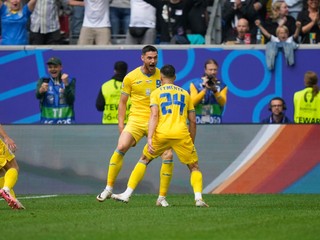 Roman Jaremčuk sa so spoluhráčmi teší po strelenom góle v zápase Slovensko - Ukrajina v skupine E na EURO 2024.