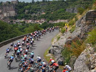 Momentka z cyklistických pretekov Tour de France 2024.