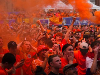 Holandskí fanúšikovia v Dortmunde počas zápasu Holandsko - Anglicko v semifinále EURO 2024.