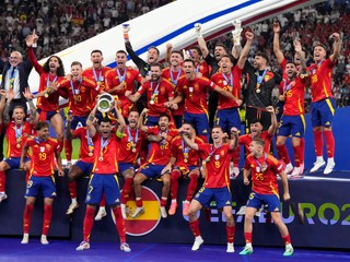 Futbalisti Španielska s trofejou z EURO 2024.