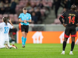 Július Szöke (vľavo) a Edward Chilufya v zápase FC  Midtjylland - ŠK Slovan Bratislava v play-off Ligy majstrov.