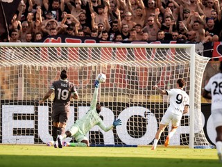 Dennis Man strieľa gól v zápase Parma Calcio 1913 - AC Miláno v 2. kole Serie A.