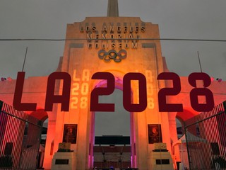Na archívnej snímke z 13. septembra 2017 nápis LA 2028 pred olympijským kotlom v Los Angeles.
