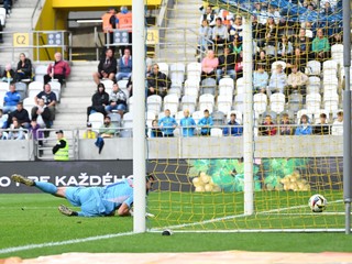 Brankár Dávid Šípoš inkasuje gól  po strele Lukáša Štetinu v zápase 7. kola Niké ligy FC Košice - FC Spartak Trnava 