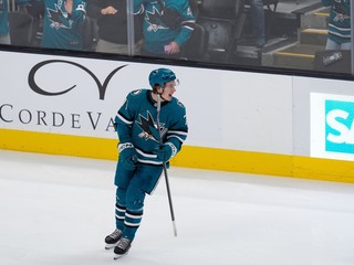 Macklin Celebrini v drese San Jose Sharks.