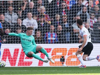 Diogo Jota (vpravo) strieľa gól v zápase Crystal Palace - Liverpool FC v 7. kole Premier League.