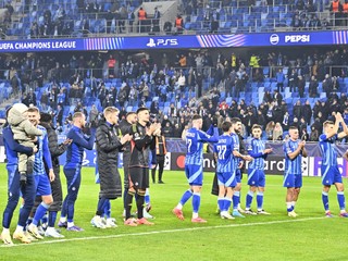 Hráči Slovana ďakujú fanúšikom po prehre 1:4 v zápase 4. kola ligovej fázy Ligy majstrov.