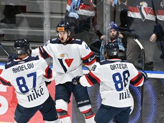 Radosť hráčov Slovana po strelení gólu počas 18. kola hokejovej Tipos extraligy HC Slovan Bratislava - HKM Zvolen.