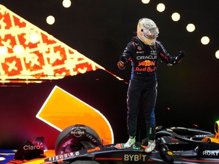 Max Verstappen oslavuje triumf v Katare