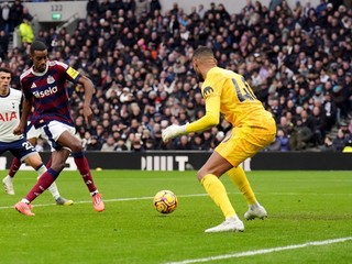 Alexander Isak prekonáva Brandona Austina v zápase Tottenham Hotspur - Newcastle United v 20. kole Premier League.