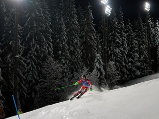 Camille Rastová počas nočného slalomu vo Flachau 2024.