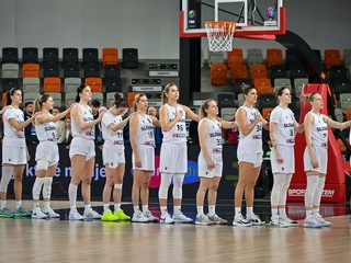 Hráčky tímu slovenskej basketbalovej reprezentácie pred začiatkom kvalifikačného zápasu F-skupiny na FIBA EuroBasket žien 2025 Slovensko - Rumunsko.