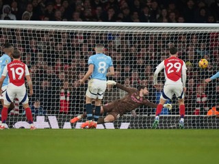 Myles Lewis-Skelly strieľa gól v zápase Arsenal FC - Manchester City v 24. kole Premier League.