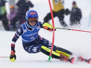 Mikaela Shiffrinová počas slalomu v talianskom Sestriere.