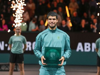 Španiel Carlos Alcaraz s trofejou.