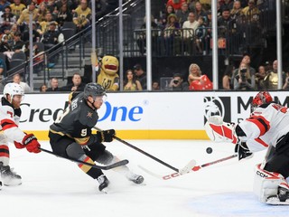 Zľava Dougie Hamilton, Jack Eichel a brankár Jacob Markstrom v zápase NHL Vegas Golden Knights - New Jersey Devils.