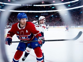 Mike Matheson (vľavo) a Connor McMichael (24) v zápase 1. kola play-off NHL Montreal Canadiens - Washington Capitals.