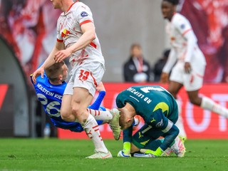 Peter Gulácsi dostal kopačkou do hlavy. 