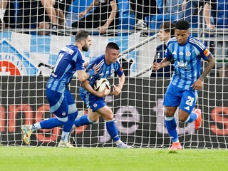 Róbert Mak (v strede) vynáša loptu po strelení druhého gólu, vľavo Tigran Barseghjan a vpravo Cesar Blackman.