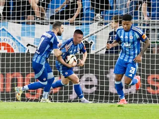 Róbert Mak (v strede) vynáša loptu po strelení druhého gólu, vľavo Tigran Barseghjan a vpravo Cesar Blackman.