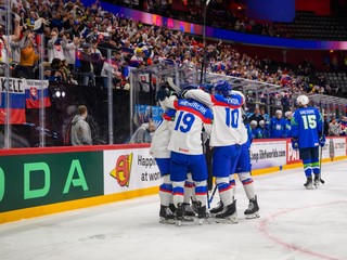Slovenskí hokejisti sa tešia po strelenom góle v zápase Slovensko - Slovinsko v skupine A na MS v hokeji 2025.
