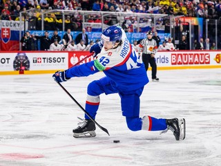 Samuel Honzek láme hokejku pri strele v zápase Slovensko - Kanada na MS v hokeji 2025.