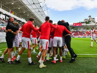 Futbalisti AS Trenčín oslavujú gól v baráži.