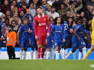 Futbalisti Chelsea sa tešia z gólu, ktorý si strelil hráč Liverpoolu do vlastnej brány.
