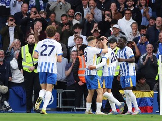 Futbalisti Brightonu oslavujú gól.