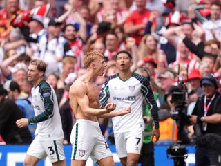 Futbalista Sunderlandu Tom Watson oslavuje gól do siete Sheffieldu United.