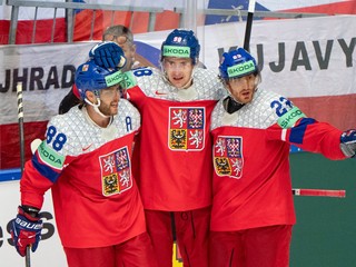 Hokejisti Česka, zľava David Pastrňák, Martin Nečas a Lukáš Sedlák sa tešia z gólu. 