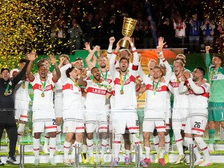 Hráči VfB Stuttgart oslavujú zisk Nemeckého pohára