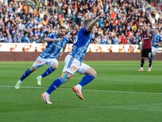 Futbalisti SK Sigma Olomouc oslavujú gól proti Sparte Praha vo finále Českého pohára.