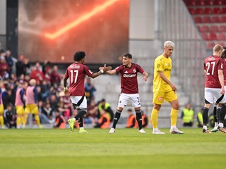 Futbalisti Sparty Praha oslavujú gól proti Olomoucu.