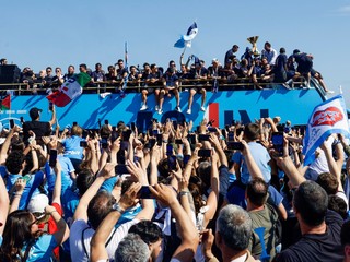 Futbalisti SSC Neapol oslavovali zisk titulu jazdou autobusom v uliciach mesta.