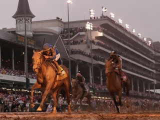 Džokej Junior Alvarado a kôň Sovereignty vyhrali Kentucky Derby 2025.