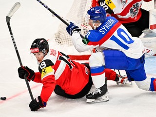 Vinzenz Rohrer (dole) v zápase proti Slovensku.