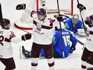 Hokejisti Lotyšska sa tešia z gólu v zápase Slovinsko - Lotyšsko na MS v hokeji 2025. 