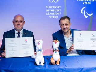 zľava prezident Slovenského olympijského a športového výboru (SOŠV) Anton Siekel a predseda Slovenského paralympijského výboru (SPV) Ján Riapoš počas podpisu prihlášky na zimné olympijské hry a zimné paralympijské hry 2026