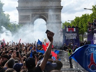 Fanúšikovia PSG počas osláv titulu v Lige majstrov.